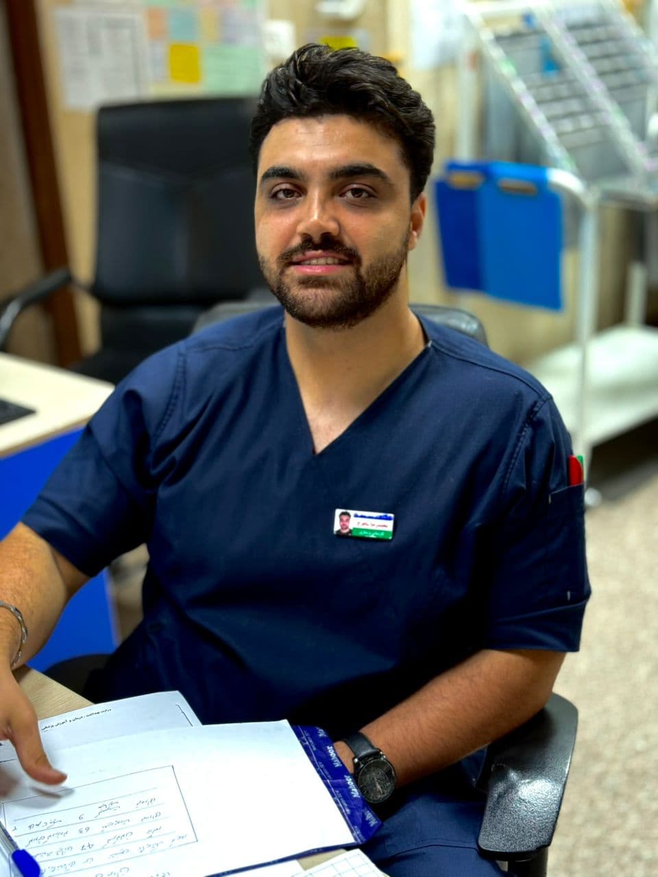 پرستار حرفه‌ای نیکان در حال مراقبت